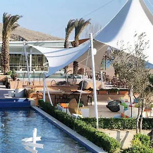 The Crescent Semesteranläggning (resort)